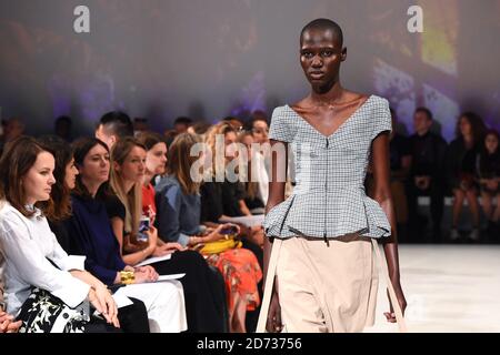 Ein Modell auf der Chalayan Catwalk Show während der Frühjahr/Sommer 2020 London Fashion Week, im Sadler's Wells Theater, London. Bilddatum: Sonntag, 15. September 2019. Bildnachweis sollte lauten: Matt Crossick/Empics Stockfoto