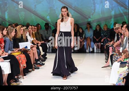 Ein Modell auf der Chalayan Catwalk Show während der Frühjahr/Sommer 2020 London Fashion Week, im Sadler's Wells Theater, London. Bilddatum: Sonntag, 15. September 2019. Bildnachweis sollte lauten: Matt Crossick/Empics Stockfoto