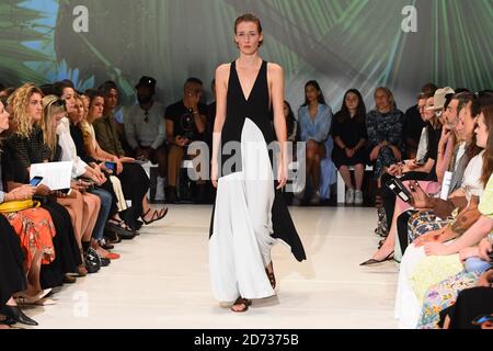 Ein Modell auf der Chalayan Catwalk Show während der Frühjahr/Sommer 2020 London Fashion Week, im Sadler's Wells Theater, London. Bilddatum: Sonntag, 15. September 2019. Bildnachweis sollte lauten: Matt Crossick/Empics Stockfoto