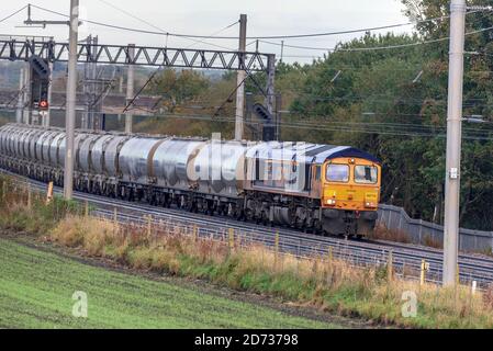 Baureihe 66 Deisel elektrische Güterzuglokomotive Nummer 66776 der GBRF auf der West Coast Hauptlinie schleppen einen Zug von Zementtanks. Stockfoto