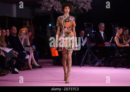 Ein Model während der Richard Quinn Catwalk Show während der Frühjahr/Sommer 2020 London Fashion Week, in der York Hall, London. Bilddatum: Montag, 16. September 2019. Bildnachweis sollte lauten: Matt Crossick/Empics Stockfoto