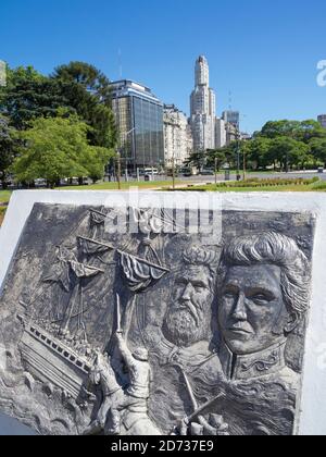 Das Viertel Retiro, Denkmal vor dem Torre Monumental. Buenos Aires, die Hauptstadt Argentiniens. Südamerika, Argentinien, November Stockfoto