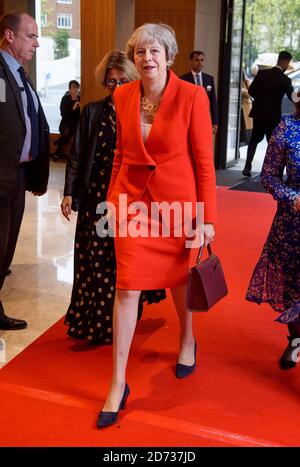 Theresa May kommt zum Women of the Year Lunch und den Awards 2019 im Royal Lancaster Hotel in London. Stockfoto