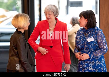 Theresa May kommt zum Women of the Year Lunch und den Awards 2019 im Royal Lancaster Hotel in London. Stockfoto