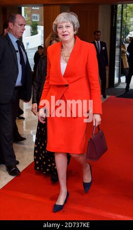 Theresa May kommt zum Women of the Year Lunch und den Awards 2019 im Royal Lancaster Hotel in London. Stockfoto