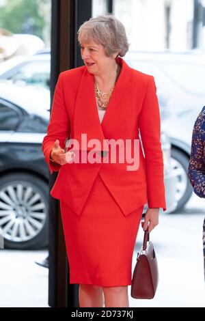 Theresa May kommt zum Women of the Year Lunch und den Awards 2019 im Royal Lancaster Hotel in London. Stockfoto