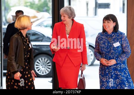 Theresa May kommt zum Women of the Year Lunch und den Awards 2019 im Royal Lancaster Hotel in London. Stockfoto