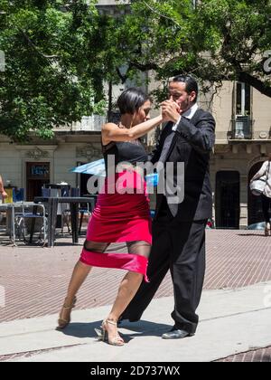 Plaza Dorrego im Viertel San Telmo. Professionelle Tago-Tänzer, die für Gäste eines Cafés auftreten. Buenos Aires, die Hauptstadt Argentiniens. Südamerika, Stockfoto
