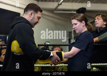 Liberaldemokraten-Führer Jo Swinson im Boxring bei Total Boxer, einer spezialisierten Boxhalle, die jungen Menschen während der Parlamentswahlen Training bietet, um sie von Gewalt fernzuhalten, in Crouch End, London. Bilddatum: Mittwoch, 13. November 2019. Bildnachweis sollte lauten: Matt Crossick/Empics Stockfoto