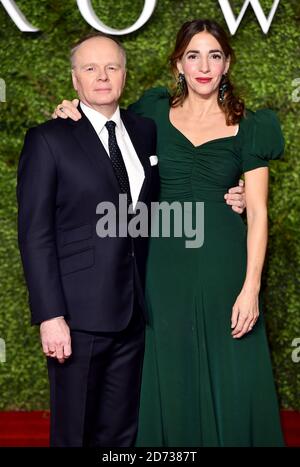 Jason Watkins und Clara Francis Teilnahme an der Saison drei Premiere von Netflix's The Crown, im Curzon Mayfair in London statt. Bildnachweis sollte lauten: Matt Crossick/EMPICS Stockfoto