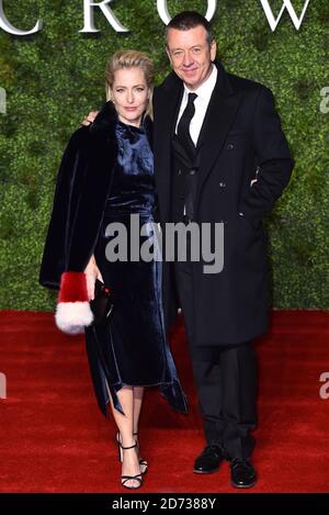 Gillian Anderson und Peter Morgan bei der Premiere von Netflix's The Crown, die im Curzon Mayfair in London stattfand. Bildnachweis sollte lauten: Matt Crossick/EMPICS Stockfoto