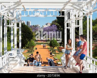 Park Bosques de Palermo im Viertel Palermo. Buenos Aires, die Hauptstadt Argentiniens. Südamerika, Argentinien, November Stockfoto