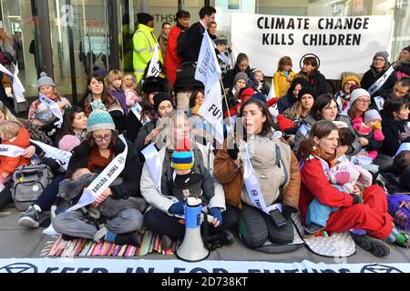 Extinction Rebellion Mothers and Babies inszenieren vor dem Hauptquartier der Labour Party in Westminster, London, eine "umherziehende Sit-in und Blockade". Bilddatum: Montag, 2. Dezember 2019. Bildnachweis sollte lauten: Matt Crossick/Empics Stockfoto