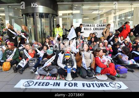 Extinction Rebellion Mothers and Babies inszenieren vor dem Hauptquartier der Labour Party in Westminster, London, eine "umherziehende Sit-in und Blockade". Bilddatum: Montag, 2. Dezember 2019. Bildnachweis sollte lauten: Matt Crossick/Empics Stockfoto