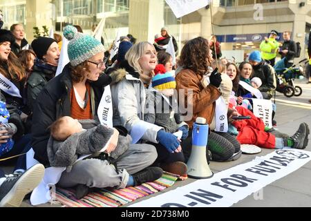 Extinction Rebellion Mothers and Babies inszenieren vor dem Hauptquartier der Labour Party in Westminster, London, eine "umherziehende Sit-in und Blockade". Bilddatum: Montag, 2. Dezember 2019. Bildnachweis sollte lauten: Matt Crossick/Empics Stockfoto