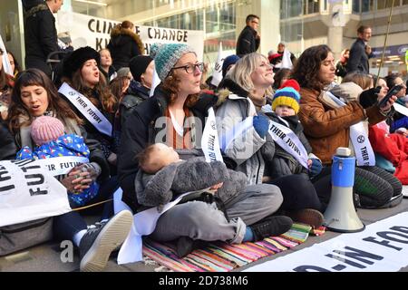 Extinction Rebellion Mothers and Babies inszenieren vor dem Hauptquartier der Labour Party in Westminster, London, eine "umherziehende Sit-in und Blockade". Bilddatum: Montag, 2. Dezember 2019. Bildnachweis sollte lauten: Matt Crossick/Empics Stockfoto