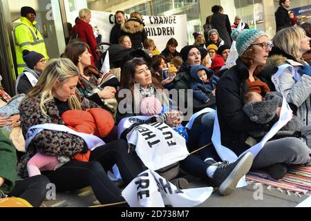 Extinction Rebellion Mothers and Babies inszenieren vor dem Hauptquartier der Labour Party in Westminster, London, eine "umherziehende Sit-in und Blockade". Bilddatum: Montag, 2. Dezember 2019. Bildnachweis sollte lauten: Matt Crossick/Empics Stockfoto