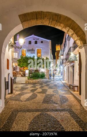 Nachtansicht einer gepflasterten Straße in Altea, Costa Blanca, Valencia, Spanien Stockfoto