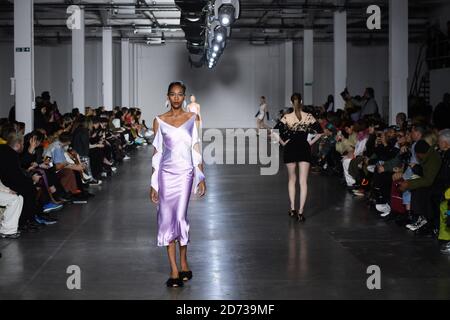 Models auf dem Laufsteg während der Mimi Wade Show auf der London Fashion Week Februar 2020, in der Truman Brewery in London. Bilddatum: Samstag, 15. Februar 2020. Bildnachweis sollte lauten: Matt Crossick/Empics Stockfoto