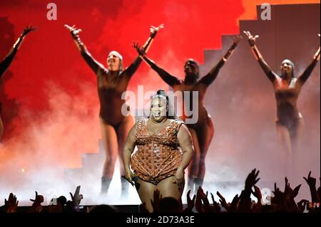 Lizzo auf der Bühne bei den Brit Awards 2020 in der O2 Arena, London Stockfoto