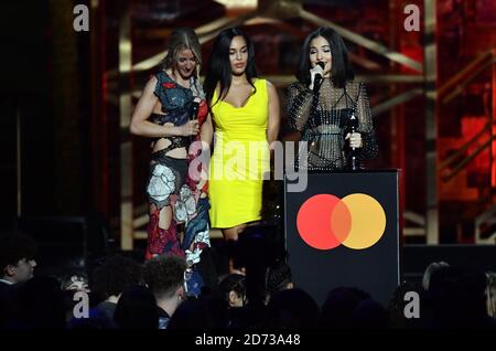 Jorja Smith und Ellie Goulding auf der Bühne bei den Brit Awards 2020 in der O2 Arena, London Stockfoto