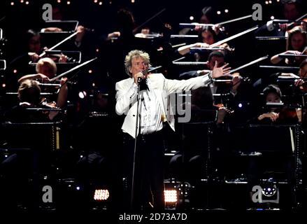 Rod Stewart auf der Bühne bei den Brit Awards 2020 in der O2 Arena, London Stockfoto