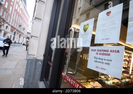 Ein Zeichen, das anmeldet, dass eine Pret A Manger-Filiale jetzt nur noch in der City of London weggenommen wird, da die Regierung immer strengere soziale Distanzierungsmaßnahmen empfiehlt, um die Ausbreitung des Coronavirus zu stoppen. Bilddatum: Donnerstag, 19. März 2020. Bildnachweis sollte lauten: Matt Crossick/Empics Stockfoto