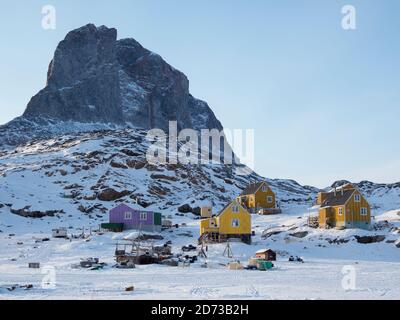 Das Fischerdorf Ikerasak im Winter im Uummannaq Fjordsystem nördlich des Polarkreises. Amerika, Nordamerika, Grönland, Dänemark Stockfoto