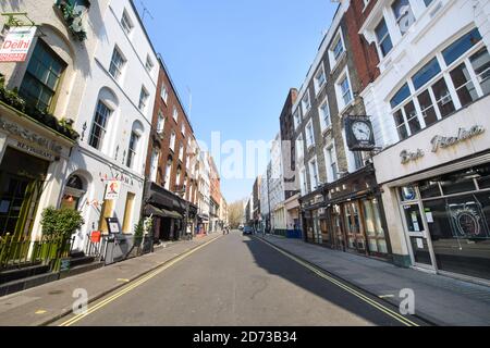 Leere Straßen und verbarrikadiert Geschäfte und Restaurants in der Frith Street in Soho, London, während Großbritannien weiterhin in der Sperre ist, um die Ausbreitung des Coronavirus einzudämmen. Bilddatum: Donnerstag, 9. April 2020. Bildnachweis sollte lauten: Matt Crossick/Empics Stockfoto