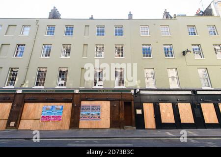 Leere Straßen und verbarrikadieren Sie Geschäfte und Restaurants in der Old Compton Street in Soho, London, während Großbritannien weiterhin in der Sperre ist, um die Ausbreitung des Coronavirus einzudämmen. Bilddatum: Donnerstag, 9. April 2020. Bildnachweis sollte lauten: Matt Crossick/Empics Stockfoto