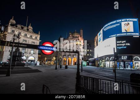 Geschlossene Bars und Restaurants und leere Straßen an einem Samstagabend im Piccadilly Circus, London, während Großbritannien seine Sperrmaßnahmen fortsetzt, um die Ausbreitung des Coronavirus einzudämmen. Die Gegend ist in der Regel eines der belebtesten Nachtleben-Zentren in der Stadt. Bilddatum: Samstag, 26. April 2020. Bildnachweis sollte lauten: Matt Crossick/Empics Stockfoto