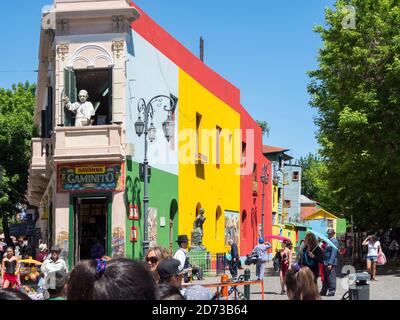 La Boca, dieses Viertel ist eine der Hauptattraktionen von Buenos Aires, der Hauptstadt von Argentinien. Figur des Papstes Franziskus in der Nähe der Straße Caminito Süd am Stockfoto