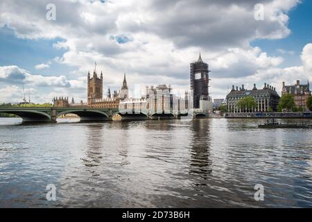 Die Houses of parliament in London, während das Vereinigte Königreich seine Sperre fortsetzt, um die Ausbreitung des Coronavirus zu stoppen. Bilddatum: Montag, 4. Mai 2020. Bildnachweis sollte lauten: Matt Crossick/Empics Stockfoto
