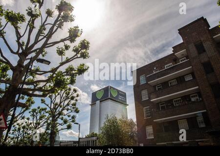 Gesamtansicht der Überreste des Grenfell Tower im Westen Londons. Morgen jährt sich zum dreijährigen Jubiläum ein Brand im Turmblock, bei dem mindestens 72 Menschen ums Leben kamen. Bilddatum: Samstag, 13. Juni 2020. Bildnachweis sollte lauten: Matt Crossick/Empics Stockfoto