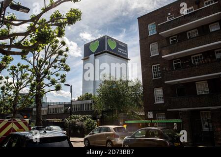 Gesamtansicht der Überreste des Grenfell Tower im Westen Londons. Morgen jährt sich zum dreijährigen Jubiläum ein Brand im Turmblock, bei dem mindestens 72 Menschen ums Leben kamen. Bilddatum: Samstag, 13. Juni 2020. Bildnachweis sollte lauten: Matt Crossick/Empics Stockfoto