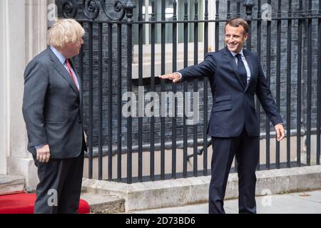 Premierminister Boris Johnson begrüßt den französischen Präsidenten Emmanuel Macron bei seinem Besuch in Großbritannien in der Downing Street 10 in London. Bilddatum: Donnerstag, 18. Juni 2020. Bildnachweis sollte lauten: Matt Crossick/Empics Stockfoto