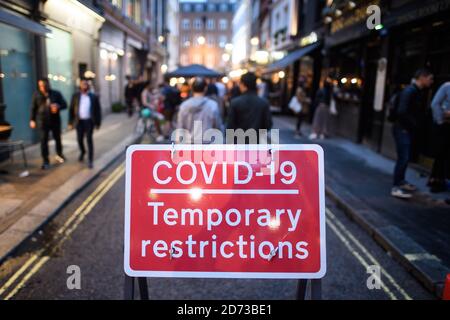 Die Menschen essen und trinken im Freien in Soho, London, da die Beschränkungen für die Sperrung des Coronavirus in ganz England gelockert werden. Viele Straßen in Soho wurden für die Nacht zur Fußgängerzone erklärt und Bars und Restaurants haben zusätzliche Sitzgelegenheiten im Freien hinzugefügt. Bilddatum: Sonntag, 5. Juli 2020. Bildnachweis sollte lauten: Matt Crossick/Empics Stockfoto