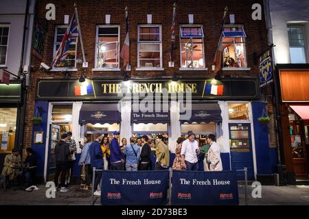 Die Menschen essen und trinken im Freien in Soho, London, da die Beschränkungen für die Sperrung des Coronavirus in ganz England gelockert werden. Viele Straßen in Soho wurden für die Nacht zur Fußgängerzone erklärt und Bars und Restaurants haben zusätzliche Sitzgelegenheiten im Freien hinzugefügt. Bilddatum: Sonntag, 5. Juli 2020. Bildnachweis sollte lauten: Matt Crossick/Empics Stockfoto