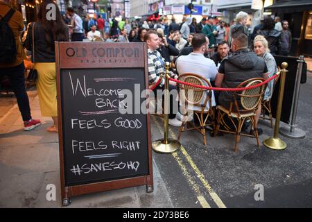 Die Menschen essen und trinken im Freien in Soho, London, da die Beschränkungen für die Sperrung des Coronavirus in ganz England gelockert werden. Viele Straßen in Soho wurden für die Nacht zur Fußgängerzone erklärt und Bars und Restaurants haben zusätzliche Sitzgelegenheiten im Freien hinzugefügt. Bilddatum: Sonntag, 5. Juli 2020. Bildnachweis sollte lauten: Matt Crossick/Empics Stockfoto