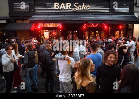 Die Menschen essen und trinken im Freien in Soho, London, da die Beschränkungen für die Sperrung des Coronavirus in ganz England gelockert werden. Viele Straßen in Soho wurden für die Nacht zur Fußgängerzone erklärt und Bars und Restaurants haben zusätzliche Sitzgelegenheiten im Freien hinzugefügt. Bilddatum: Sonntag, 5. Juli 2020. Bildnachweis sollte lauten: Matt Crossick/Empics Stockfoto