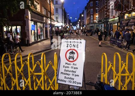 Die Menschen essen und trinken im Freien in Soho, London, da die Beschränkungen für die Sperrung des Coronavirus in ganz England gelockert werden. Viele Straßen in Soho wurden für die Nacht zur Fußgängerzone erklärt und Bars und Restaurants haben zusätzliche Sitzgelegenheiten im Freien hinzugefügt. Bilddatum: Sonntag, 5. Juli 2020. Bildnachweis sollte lauten: Matt Crossick/Empics Stockfoto