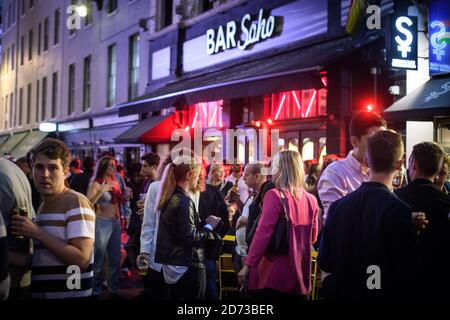 Die Menschen essen und trinken im Freien in Soho, London, da die Beschränkungen für die Sperrung des Coronavirus in ganz England gelockert werden. Viele Straßen in Soho wurden für die Nacht zur Fußgängerzone erklärt und Bars und Restaurants haben zusätzliche Sitzgelegenheiten im Freien hinzugefügt. Bilddatum: Sonntag, 5. Juli 2020. Bildnachweis sollte lauten: Matt Crossick/Empics Stockfoto