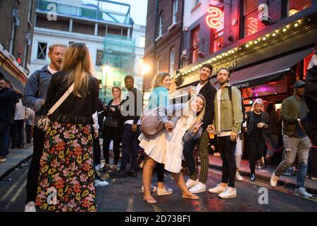 Die Menschen essen und trinken im Freien in Soho, London, da die Beschränkungen für die Sperrung des Coronavirus in ganz England gelockert werden. Viele Straßen in Soho wurden für die Nacht zur Fußgängerzone erklärt und Bars und Restaurants haben zusätzliche Sitzgelegenheiten im Freien hinzugefügt. Bilddatum: Sonntag, 5. Juli 2020. Bildnachweis sollte lauten: Matt Crossick/Empics Stockfoto