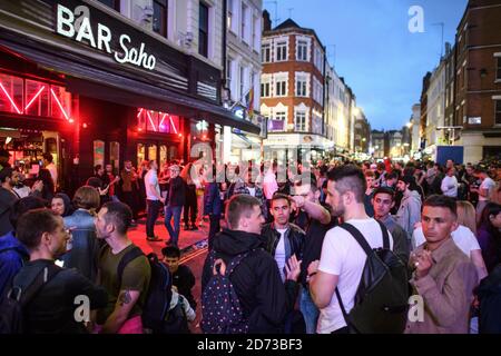 Die Menschen essen und trinken im Freien in Soho, London, da die Beschränkungen für die Sperrung des Coronavirus in ganz England gelockert werden. Viele Straßen in Soho wurden für die Nacht zur Fußgängerzone erklärt und Bars und Restaurants haben zusätzliche Sitzgelegenheiten im Freien hinzugefügt. Bilddatum: Sonntag, 5. Juli 2020. Bildnachweis sollte lauten: Matt Crossick/Empics Stockfoto