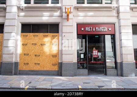 Eine geschlossene Niederlassung von Pret a Manger in der City of London. Da eine große Anzahl von Unternehmen weiterhin ihren Mitarbeitern erlaubt, von zu Hause aus zu arbeiten, sind in der Regel geschäftige Geschäftsviertel immer noch ruhig, und lokale Geschäfte und Dienstleistungen leiden darunter. Bilddatum: Mittwoch, 5. August 2020. Bildnachweis sollte lauten: Matt Crossick/Empics Stockfoto