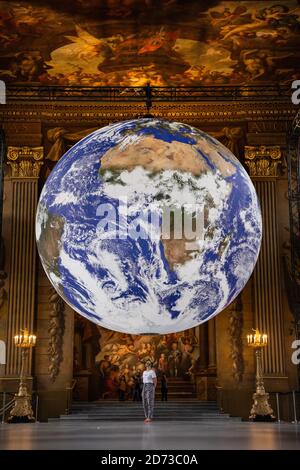 Luke Jerrams Kunstwerk Gaia, eine Replik des Planeten Erde, die mit detaillierten NASA-Bildern der Erdoberfläche erstellt wurde, wird im Rahmen des Greenwich+Docklands International Festival 2020 in der Painted Hall des Old Royal Naval College in Greenwich, London, ausgestellt. Bilddatum: Freitag, 28. August 2020. Bildnachweis sollte lauten: Matt Crossick/Empics Stockfoto