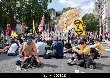 Extinction Rebellion Protestler blockieren Straßen vor dem Houses of Parliament Square in London. Bilddatum: Dienstag, 1. September 2020. Bildnachweis sollte lauten: Matt Crossick/Empics Stockfoto