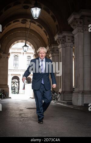 Premierminister Boris Johnson kehrt nach einer Kabinettssitzung im Foreign and Commonwealth Office (FCO) in London in die Downing Street 10 zurück. Bilddatum: Dienstag, 8. September 2020. Bildnachweis sollte lauten: Matt Crossick/Empics Stockfoto