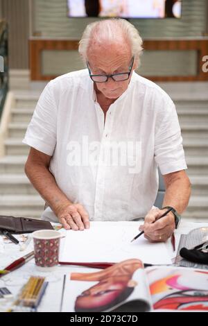 Designer Paul Costelloe zeichnet Skizzen während seiner Präsentation der London Fashion Week im Walfdorf Hotel, London. Bilddatum: Freitag, 18. September 2020. Bildnachweis sollte lauten: Matt Crossick/ EMPICS Entertainment. Stockfoto