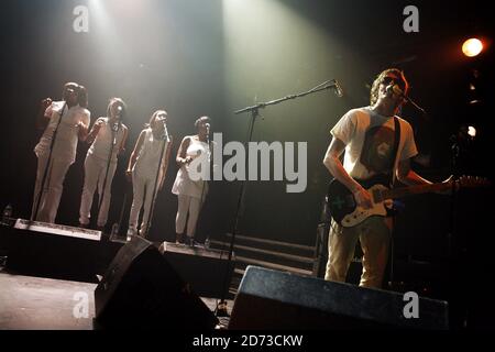 Jason Pierce von Spiritualized mit Backing Sängern im Konzert in Koko in Camden, Nord-London. Stockfoto